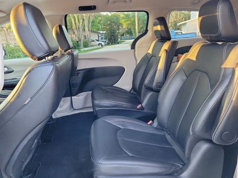 Used 2024 Chrysler Pacifica Select image 14