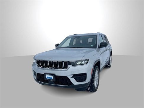 Used 2023 Jeep Grand Cherokee Laredo image 1