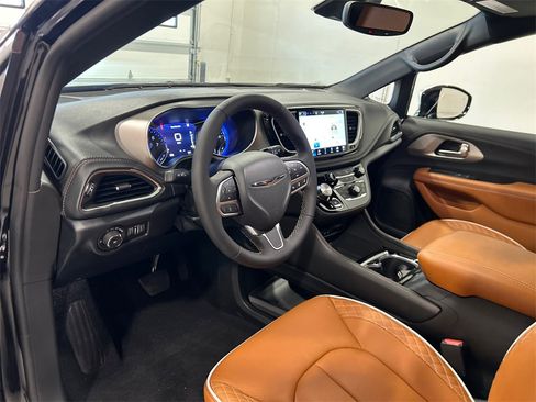 New 2026 Chrysler Pacifica Pinnacle image 16