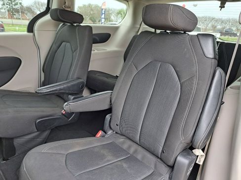 Used 2023 Chrysler Voyager LX image 28