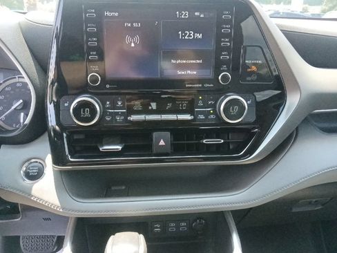 Used 2022 Toyota Highlander XLE AWD/4WD image 21