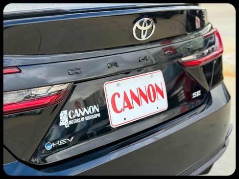 Used 2025 Toyota Camry SE FWD image 16