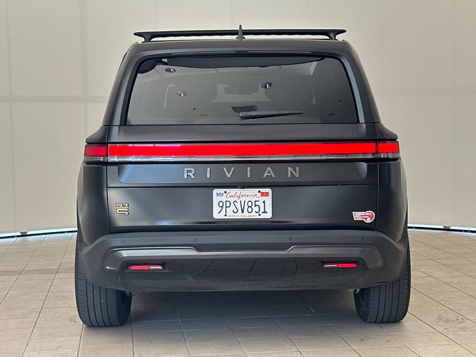 Used 2025 Rivian R1S Premium Dual AWD/4WD image 5