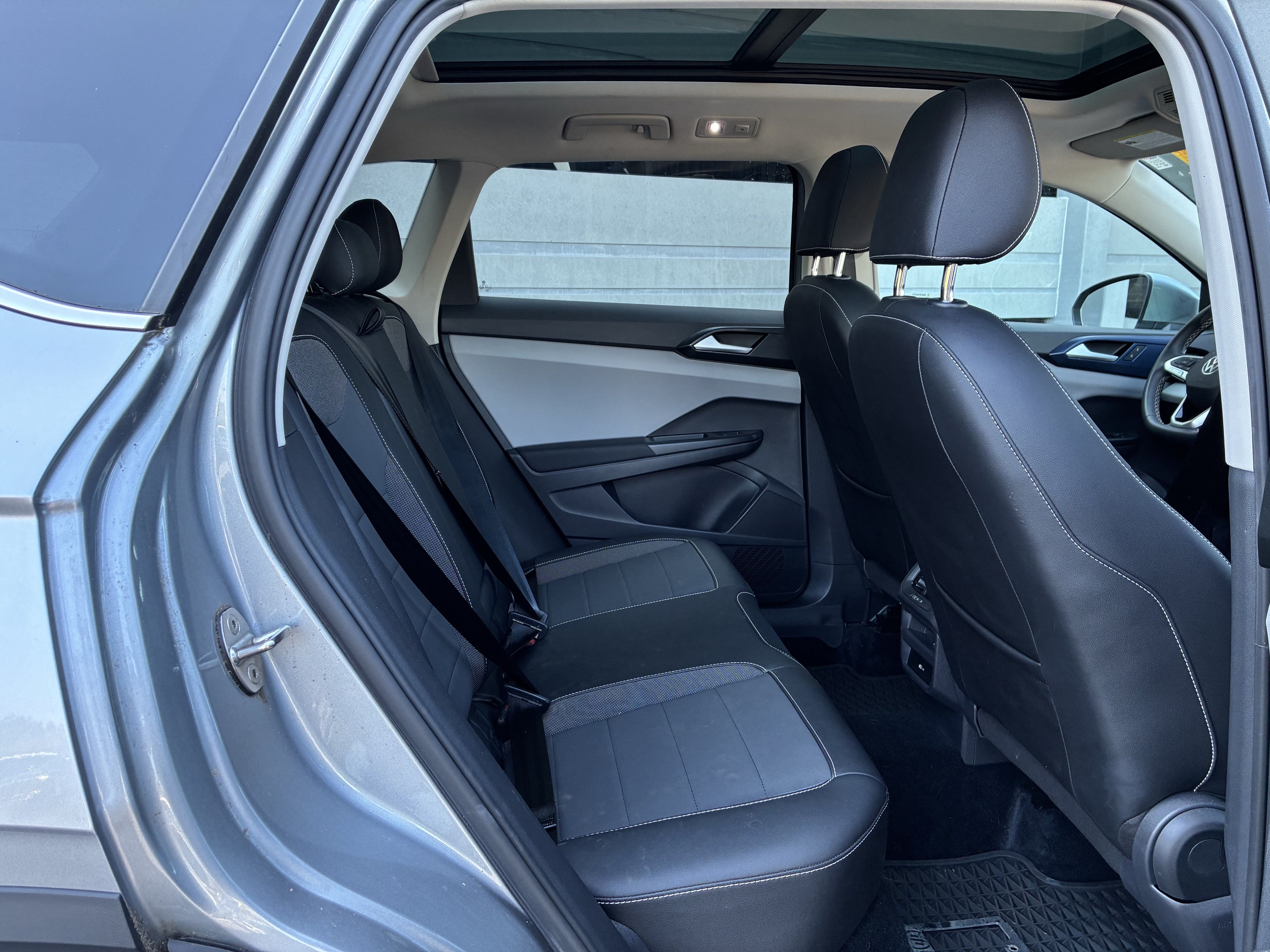 Certified 2022 Volkswagen Taos SE w/ Panoramic Sunroof Package FWD image 19