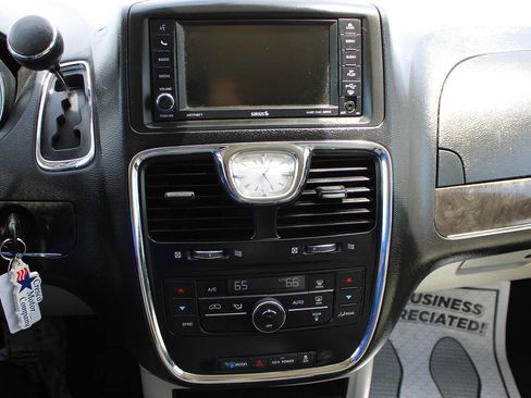 Used 2013 Chrysler Town & Country Touring FWD image 17