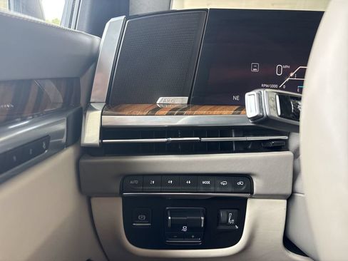 Certified 2025 Cadillac Escalade ESV Sport Platinum w/ LPO, Floor Liner Package AWD/4WD image 18