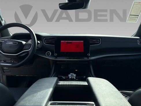 Used 2024 Jeep Wagoneer L Series II w/ Flexible Seating Group image 12