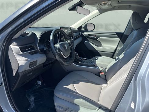 Used 2023 Toyota Highlander XLE image 9