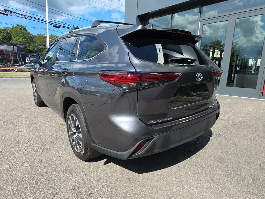 Used 2023 Toyota Highlander XLE AWD/4WD image 5