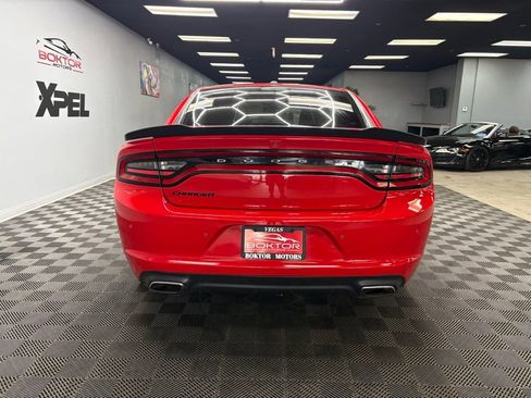 Used 2018 Dodge Charger SXT w/ Blacktop Package RWD image 9