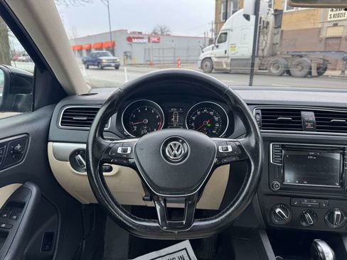 Used 2017 Volkswagen Jetta SE image 12