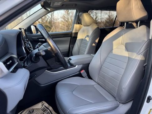 Used 2021 Toyota Highlander XLE image 14