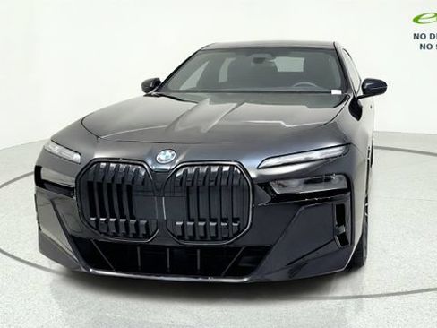 Used 2025 BMW i7 xDrive60 w/ Executive Package RWD image 3