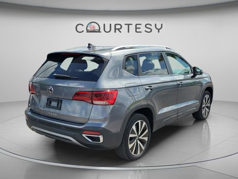 Used 2022 Volkswagen Taos SE FWD image 4
