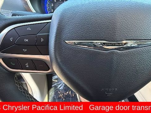 Used 2023 Chrysler Pacifica Limited FWD image 19