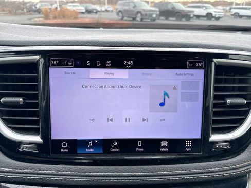 Used 2022 Chrysler Pacifica Touring-L image 14