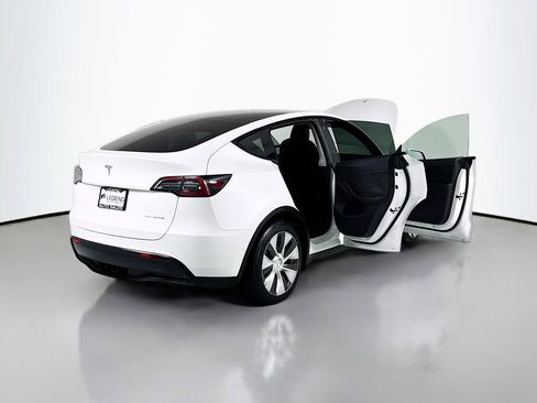 Used 2022 Tesla Model Y Long Range image 29