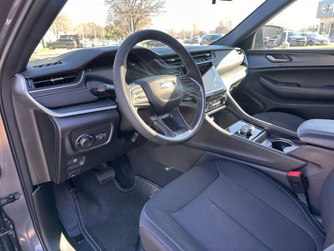 Used 2025 Jeep Grand Cherokee Laredo X image 20