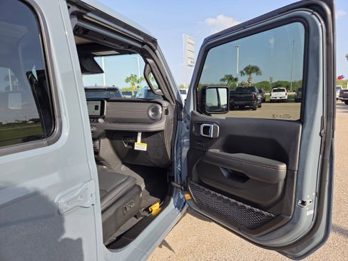 New 2026 Jeep Gladiator Sport image 18