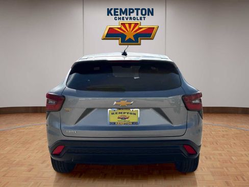 Used 2025 Chevrolet Trax LS w/ LS Convenience Package FWD image 5