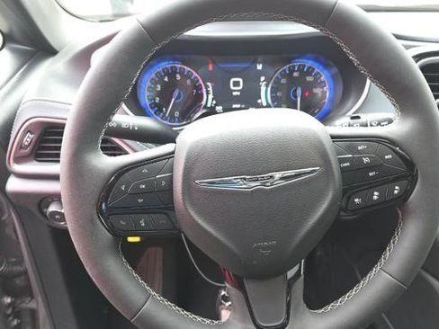 Used 2025 Chrysler Pacifica Limited image 11