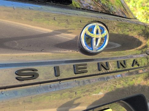 Used 2025 Toyota Sienna LE w/ LE Plus Package image 10