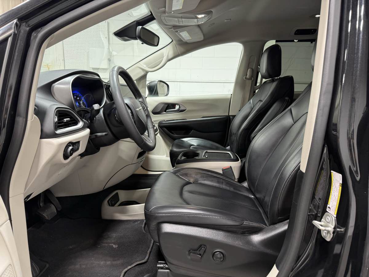 Used 2023 Chrysler Pacifica Touring-L FWD image 9