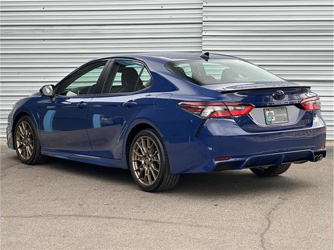 Used 2024 Toyota Camry SE image 3