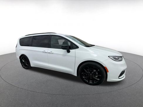Used 2025 Chrysler Pacifica Limited FWD image 2