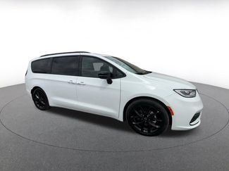 Used 2025 Chrysler Pacifica Limited FWD video 2