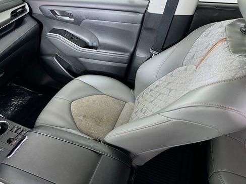 Used 2023 Toyota Highlander Bronze Edition image 24