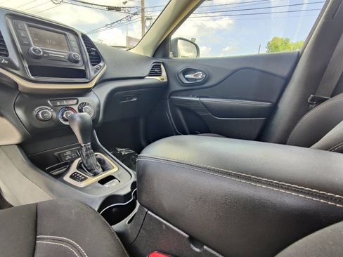 Used 2014 Jeep Cherokee Sport image 10