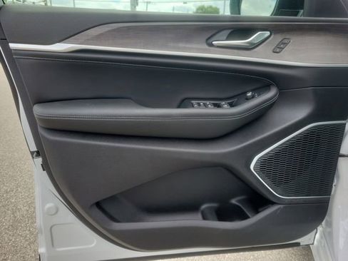 New 2026 Jeep Grand Cherokee Limited AWD/4WD image 14