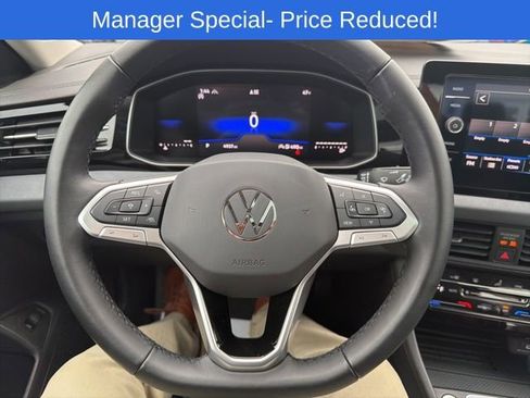 Certified 2025 Volkswagen Jetta SE w/ Sunroof Package image 10