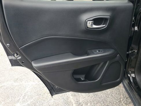 Used 2018 Jeep Compass Latitude FWD image 22