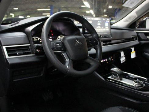 New 2025 Mitsubishi Outlander ES image 5