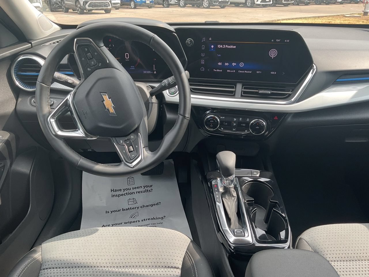 Used 2025 Chevrolet Trax LT w/ LT Convenience Package FWD image 14