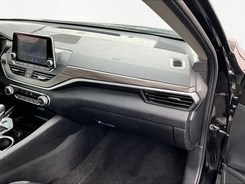 Used 2024 Nissan Altima 2.5 SV image 18