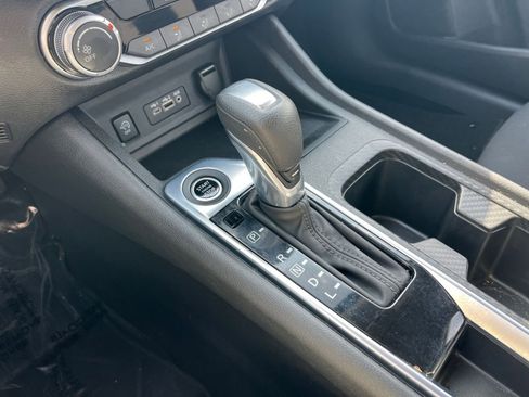 Used 2025 Nissan Sentra SV image 40