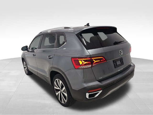 Used 2023 Volkswagen Taos SE w/ Panoramic Sunroof Package FWD image 5