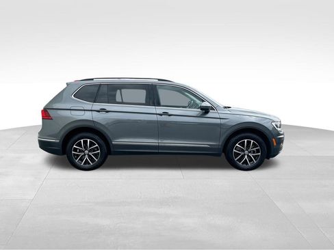 Used 2021 Volkswagen Tiguan SE w/ Panoramic Sunroof Package image 9