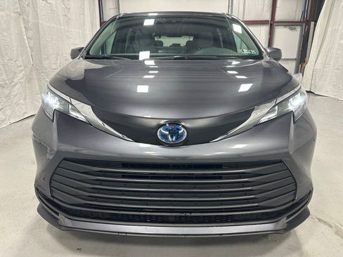Used 2025 Toyota Sienna LE image 2