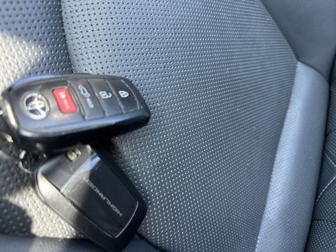 Used 2024 Toyota Highlander Platinum image 20