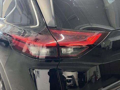 Used 2023 Nissan Rogue SV image 11