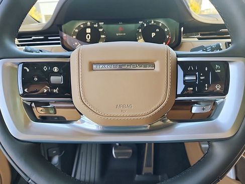 New 2025 Land Rover Range Rover Long Wheelbase SE image 18