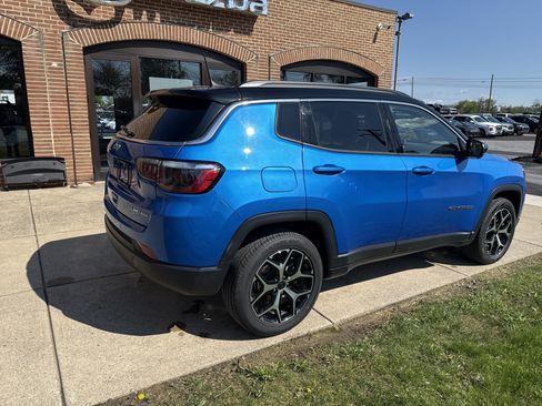 Used 2025 Jeep Compass Limited AWD/4WD image 3