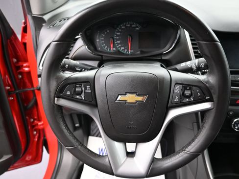 Used 2020 Chevrolet Trax LT w/ LT Convenience Package FWD image 11