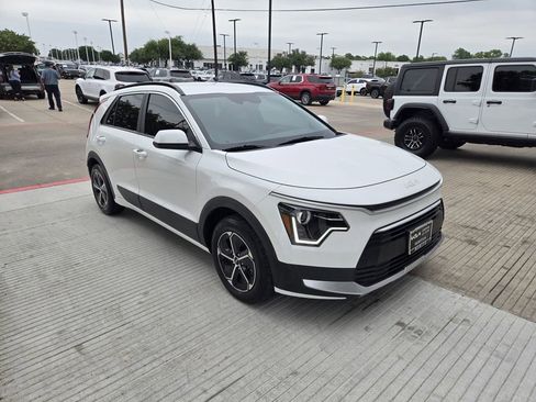 Used 2024 Kia Niro LX FWD image 3