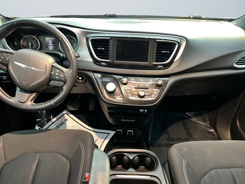 Used 2019 Chrysler Pacifica Touring Plus w/ S Appearance Package FWD image 11