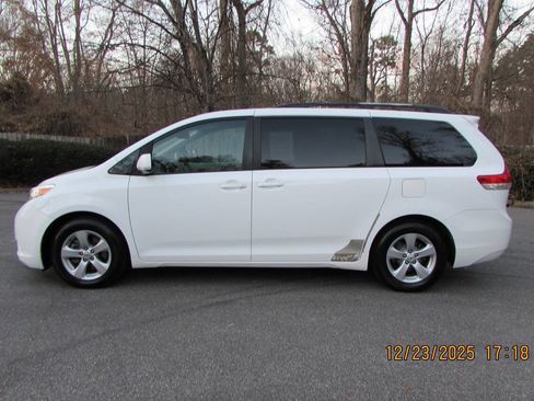 Used 2012 Toyota Sienna LE image 3
